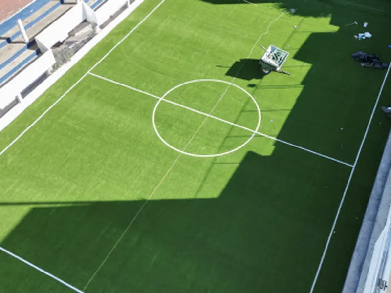 Cancha de fútbol 7 con pasto sintético