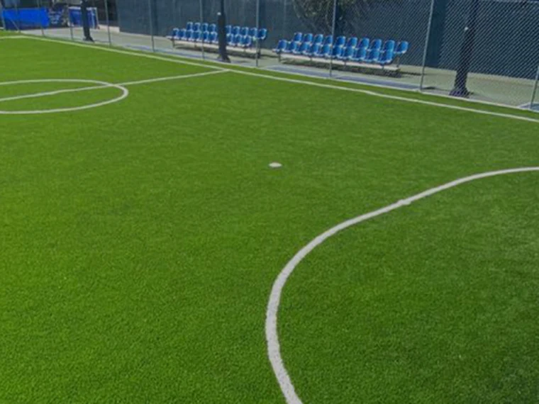 Cancha de fútbol 7 con pasto sintético