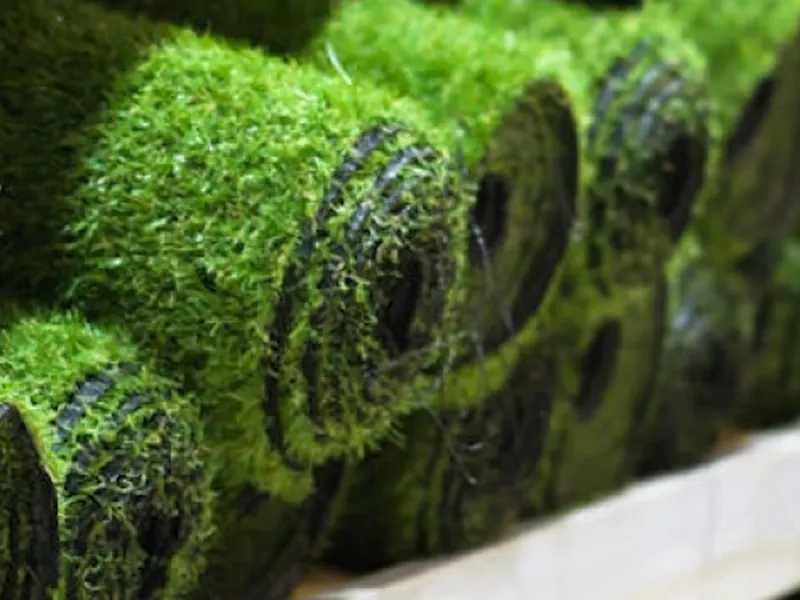 Rollos de pasto sintético en bodega