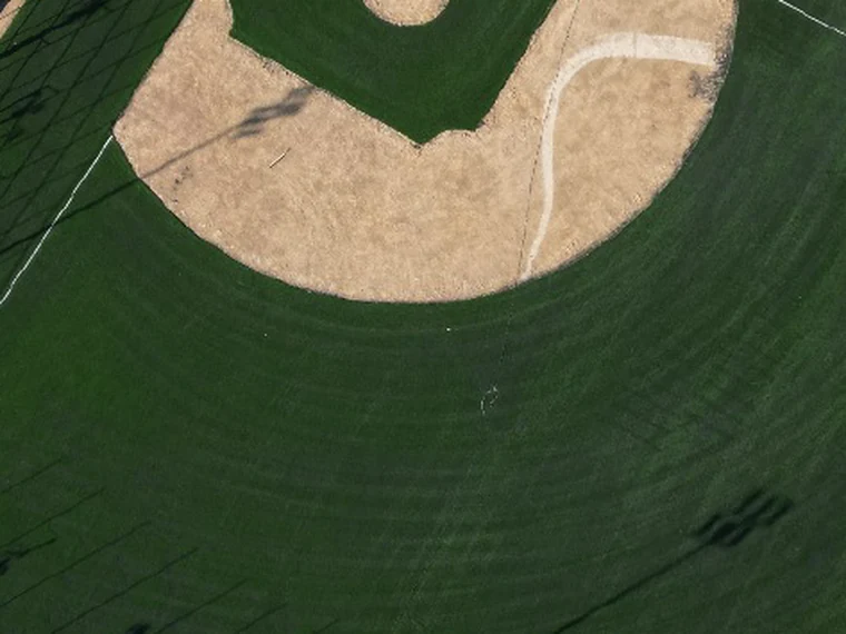 Cancha deportiva con pasto sintético, de donde sale el material usado