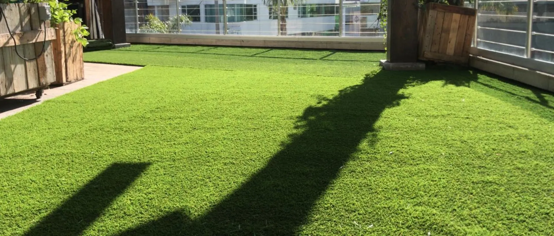 Terraza con pasto sintético instalado