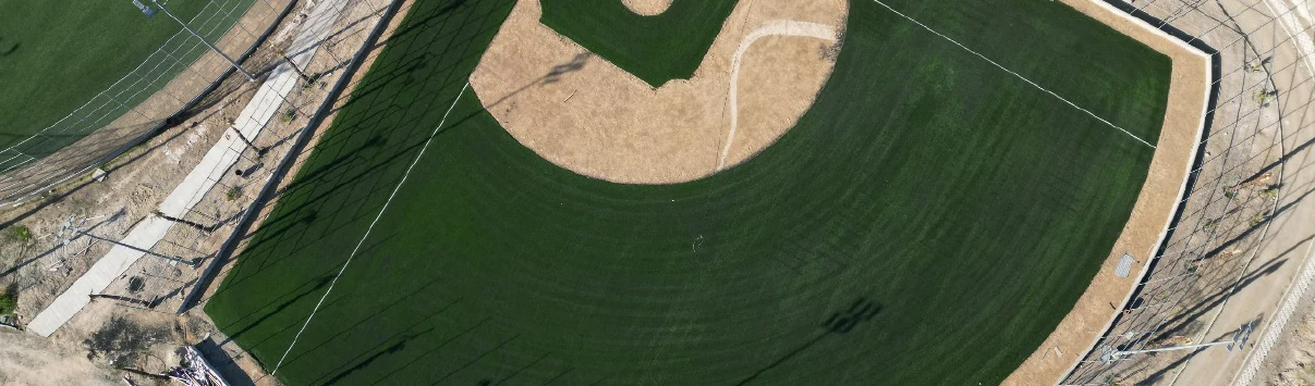 Campo de béisbol con pasto sintético visto desde el aire