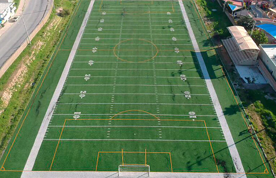 Campo de fútbol americano con pasto sintético