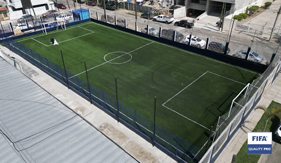 Campo de fútbol de 1,092 m² con pasto certificado FIFA en una escuela de Tijuana