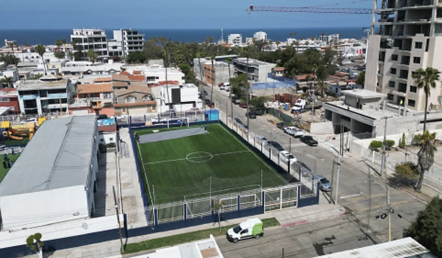 Vista aérea de una cancha de fútbol de pasto sintético en un colegio de Tijuana