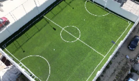 Cancha de fútbol de 456 m² con pasto sintético certificado FIFA