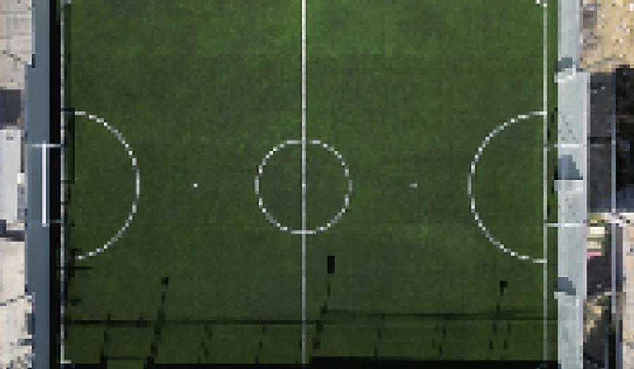 Cancha de fútbol de 456 m² con pasto sintético certificado FIFA