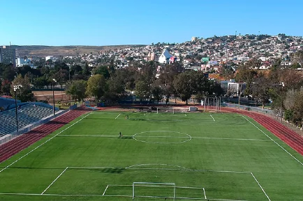 Cancha de fútbol rodeada por una pista de atletismo