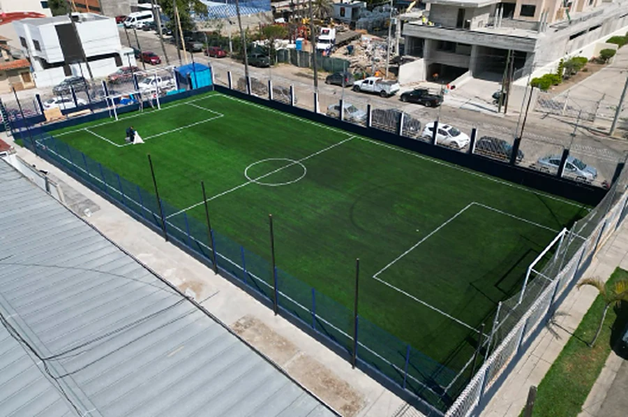 Cancha de fútbol con pasto sintético construida en una azotea