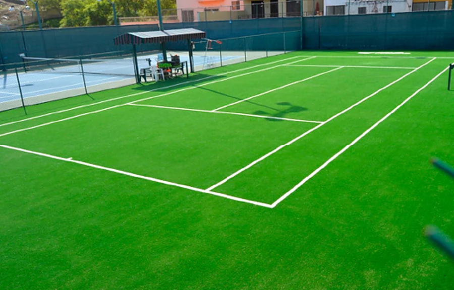Cancha de tenis con superficie de pasto sintético