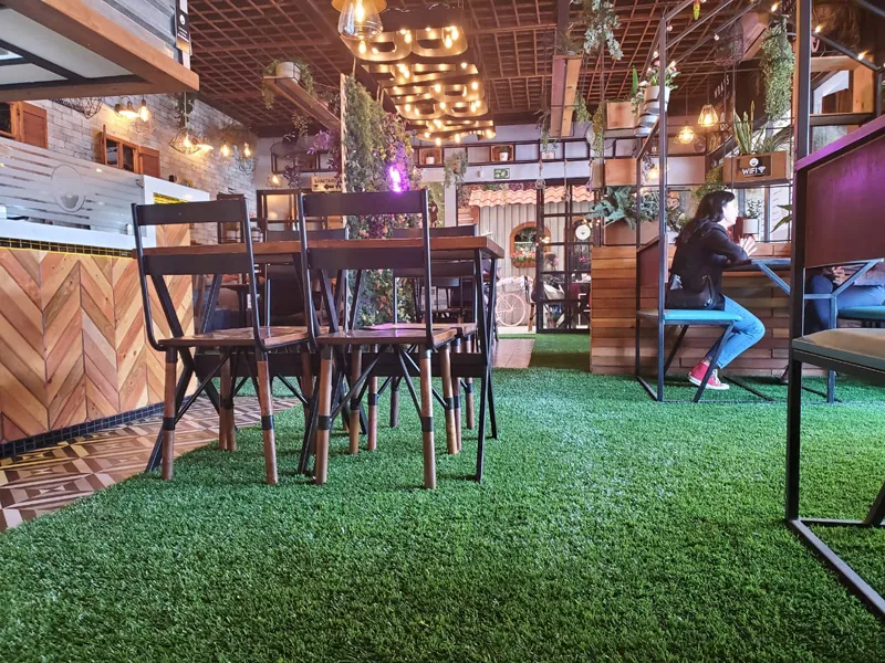 Pasto sintético instalado en el interior de un restaurante