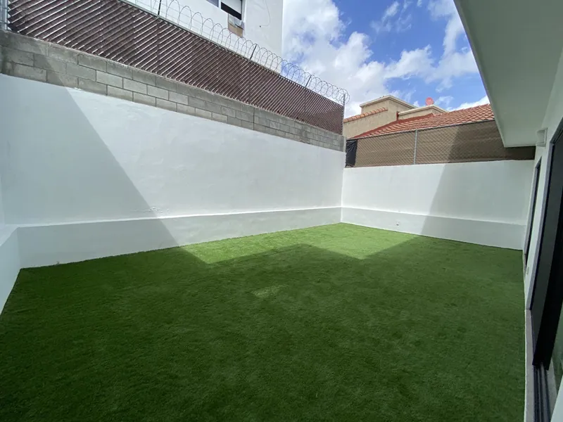 Pasto sintético instalado sobre una azotea de concreto