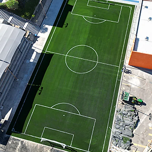 Cancha de fútbol 7 con dos porterías y círculo central, vista aérea