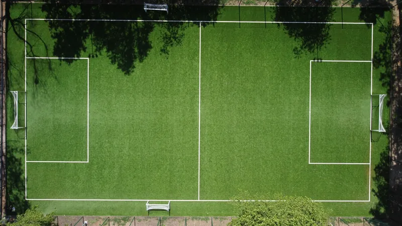 Cancha pequeña de fútbol de pasto sintético con líneas blancas, vista aérea