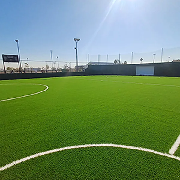 Líneas blancas y círculo central sobre una cancha de pasto sintético